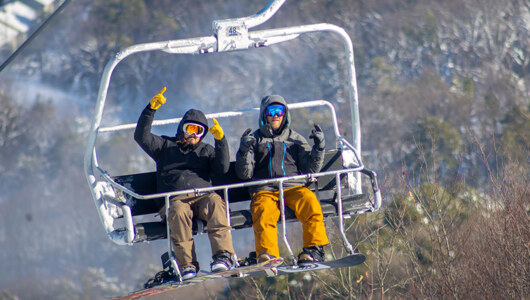 Guests on the Peak Express lift at Ƶ Resort